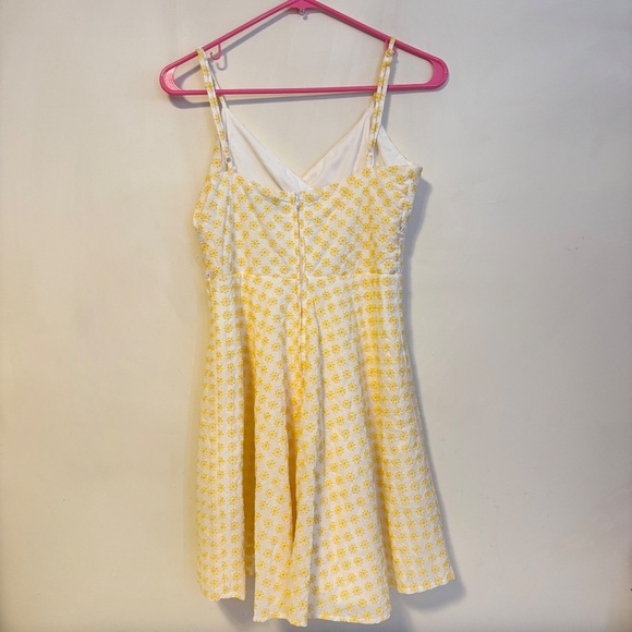 Trixxi V Neck Sleeveless Fit and Flare Embroidered Dress Yellow White Size M NWT - Picture 5 of 5